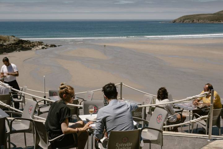 Las vistas del bar de la playa Lides, en Sanxenxo, también alimentan. Foto: Nuria Sambade.