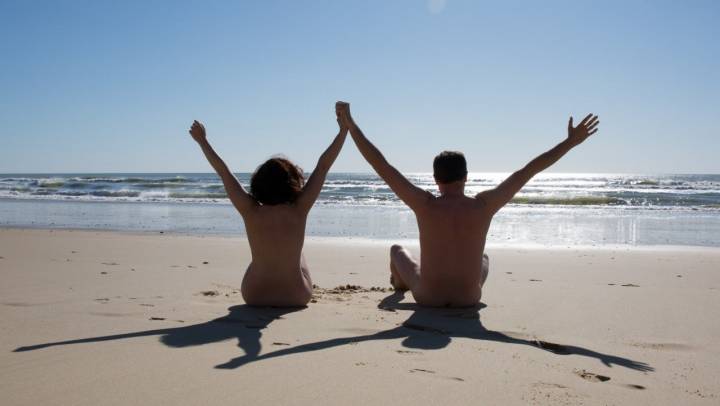 Bañarse desnudo hay que hacerlo más. Foto: Shutterstock