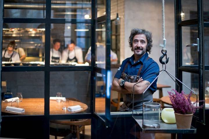 Diego Guerrero en su restaurante, 'DSTAgE'. Foto: Sofía Moro.
