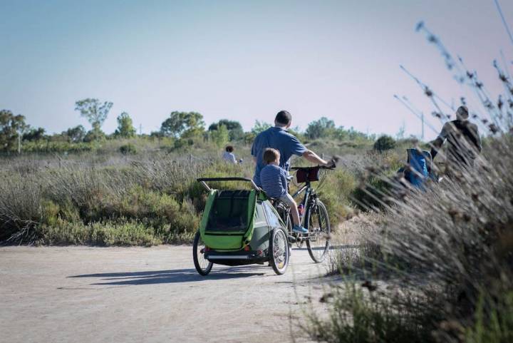 Por Riumar, en el Delta del Ebro, en familia. Foto: Pekebikers.