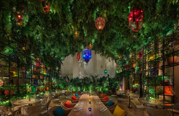 La sala de Oroya convertida en un invernadero de luces y vegetación.