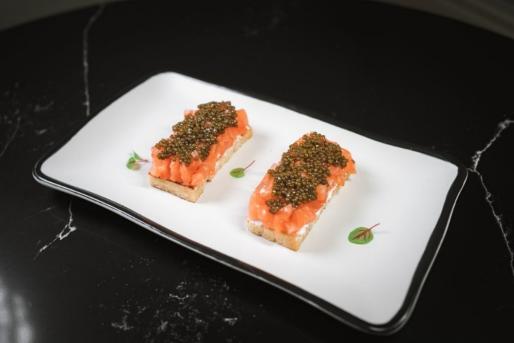 El ‘brioche’ de salmón con caviar es una opción del menú elaborado por el chef Fernando Canales.