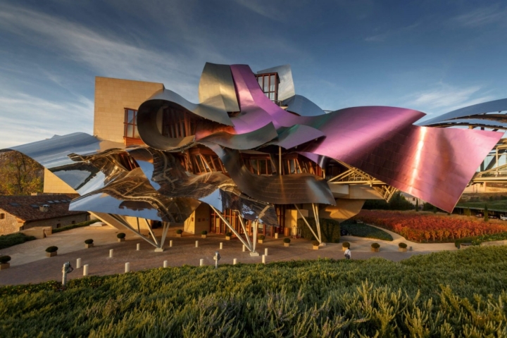 Bajo las icónicas láminas de titanio de su bodega, Marqués de Riscal ha preparado una cita que une ciencia, música en vivo y alta cocina.