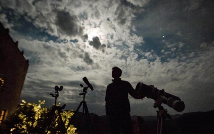 Tras el eclipse, La Torre del Visco ofrece observar la lluvia de estrellas con sus telescopios. 