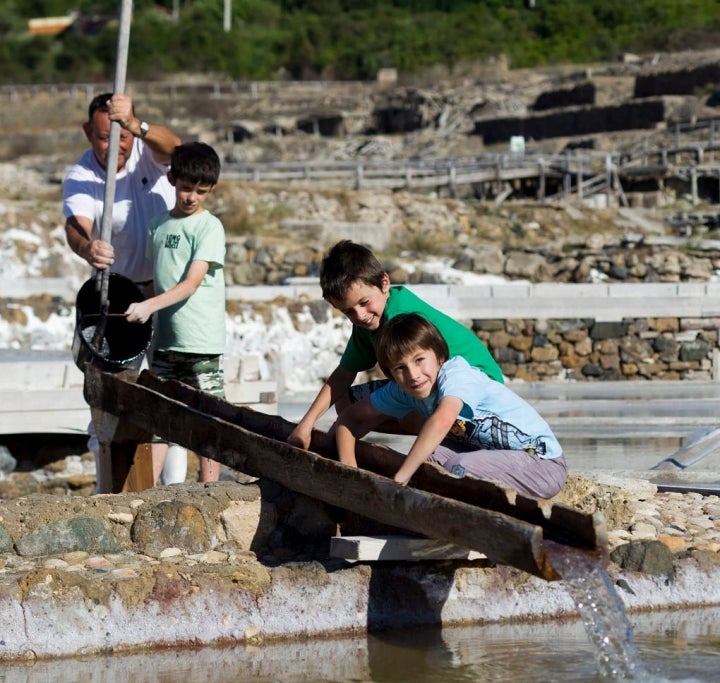 En el Valle Salado, a sólo 30 km de Vitoria-Gastéiz, están las Salinas de Añana. Perfectas para una excursión.