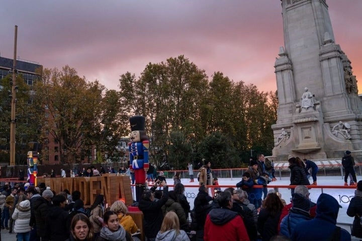 La pista de hielo de Plaza España sirve para dar primeros pasos o demostrar las habilidades. Foto: Instagram La Navideña
