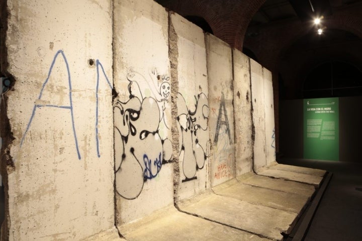 Hasta 20 metros originales del Muro de Berlín se exponen en esta muestra. Foto: Fundación Canal