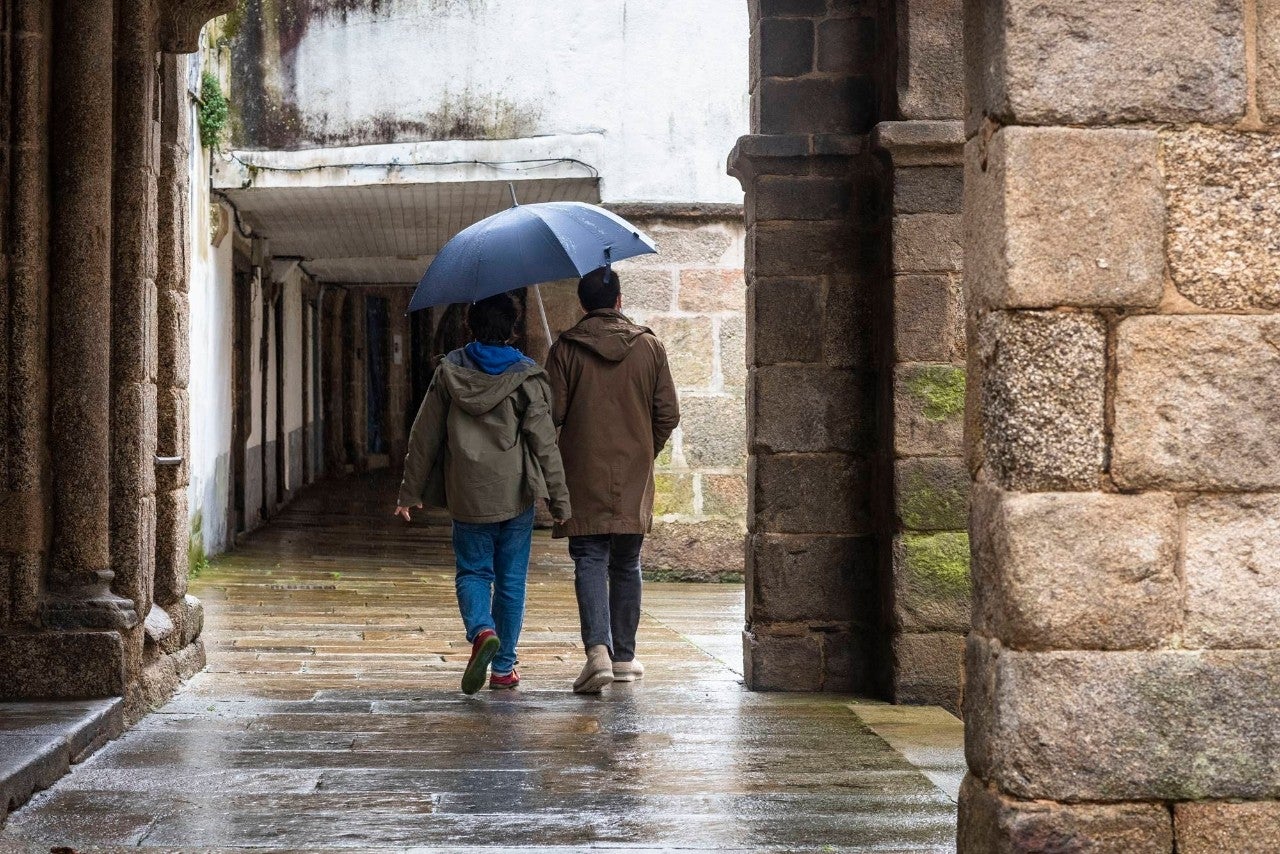 Los soportales de Santiago son el refugio perfecto para las rachas más duras.