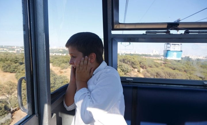 Niños y mayores disfrutan en el Teleférico de Madrid. Foto: Roberto Ranero.