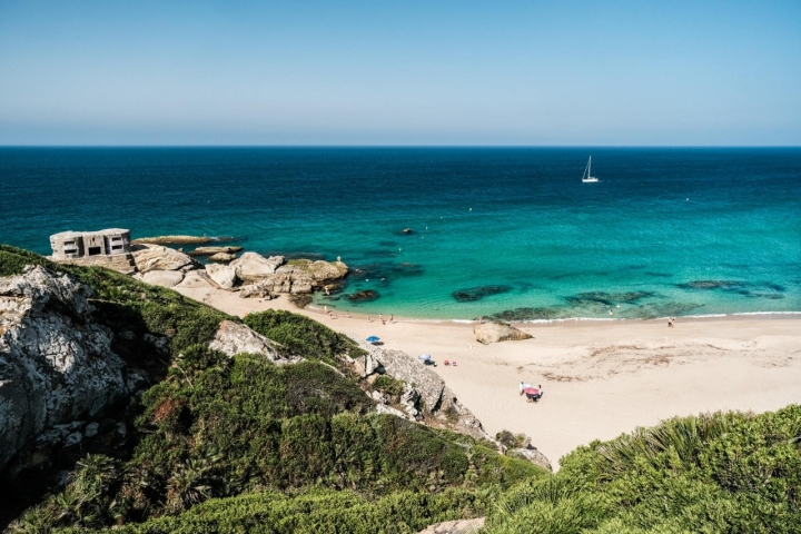 En esta imagen, se aprecia el búnker que le da nombre a esta playa.