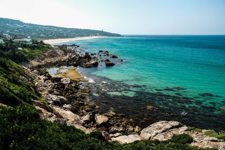 Vista parcial de la Playa del Búnker, con la de los Alemanes y el Faro de Camarinal al fondo.
