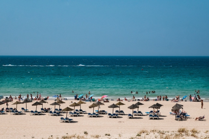Sombrillas y hamacas en la Playa del Carmen, conocida popularmente como la de Zahara.