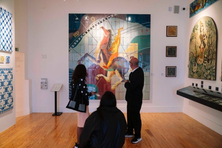 Varias personas en el Museu Berardo Estremoz.