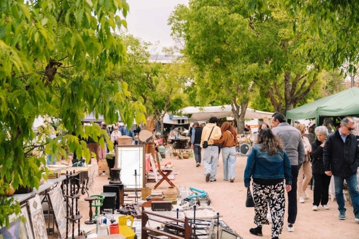 Varias personas camina por el Mercado de Estremoz.