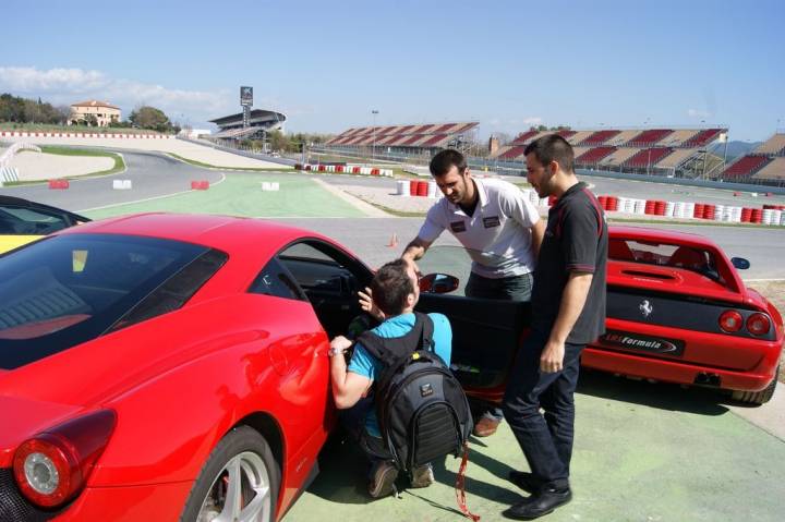 Un aficionado a la Fórmula 1 se dispone a conducir un Ferrari en el circuito de Montmeló. Foto: Emotionday. Flickr.