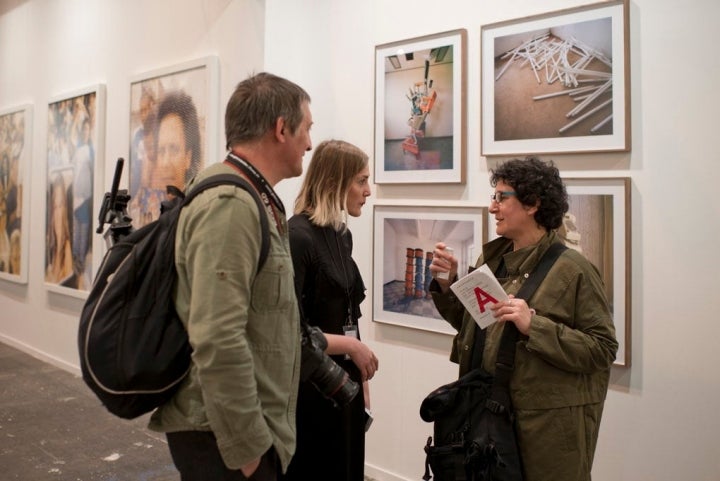 Joseba Moso, Teresa Moro y la galerista Alejandra Laviada. Foto: Sofía Moro