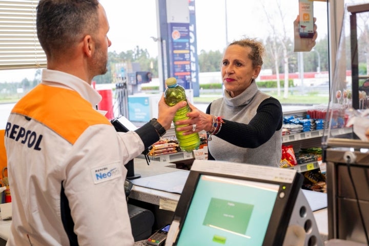 Entrega de botella con aceite de cocina usado en la estación de servicio de Coirós (A Coruña)