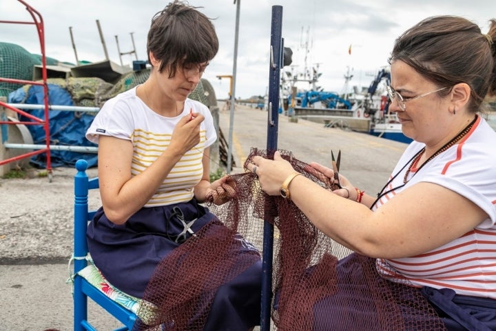 Silvia y Sandra reparando a pie de barco.