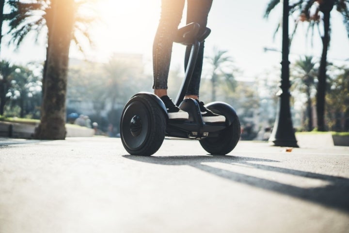 Patinete eléctrico por la ciudad.