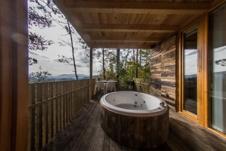 Jacuzzi en Cabañitas del bosque, en A Coruña.