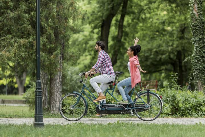 Coger la bicicleta en San Valentín puede ser un plan de lo más divertido para hacer en pareja. Foto: Shutterstock.