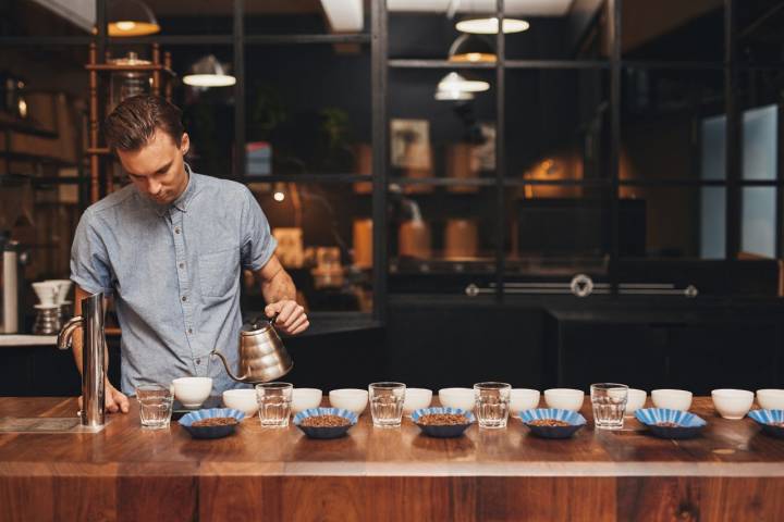 Si tu padre protagoniza las sobremesas con cafés muy currados, no lo dudes, seguro que hay algún accesorio que le falta. Foto: Shutterstock.