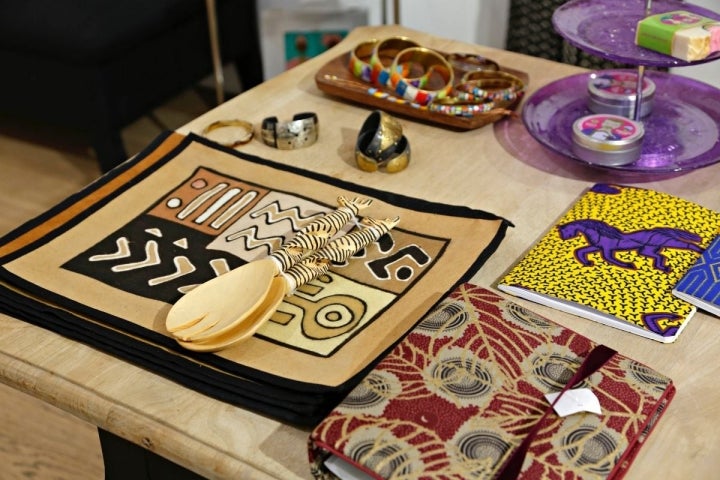 Alguno de los utensilios africanos que venden Laura y Maica.