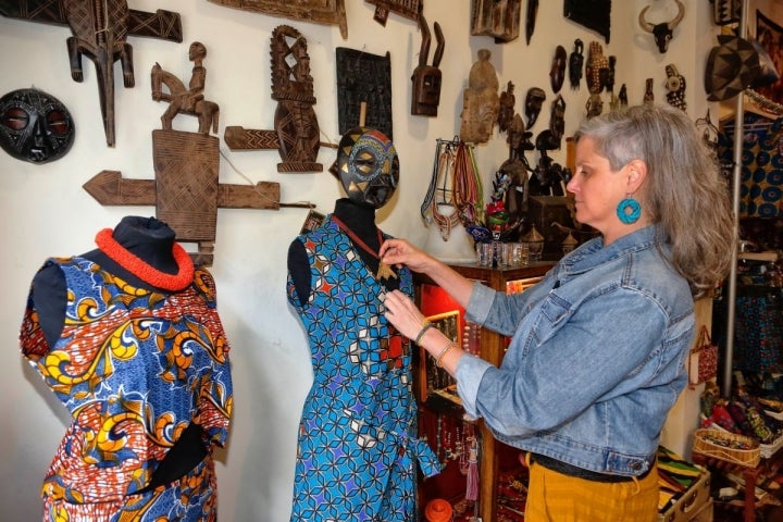 Cuatro emprendedoras se unieron para abrir esta tienda de artesanía africana.