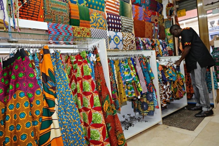 Las paredes de Folklores están llenas de retales de telas de batik con estampados típicamente africanos.