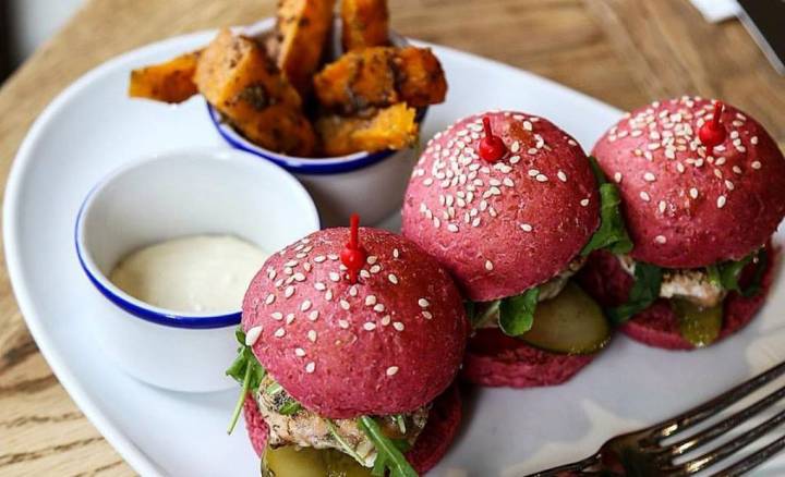 Las 'pink burgers' de Flax & Kale. Foto: Flax & Kale