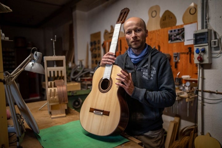 Sergio Valverde busca en sus guitarras una estética perfecta.