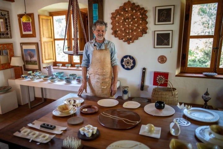 El artesano es ecléctico con la cerámica y la mezcla con madera, hierro y otros materiales.