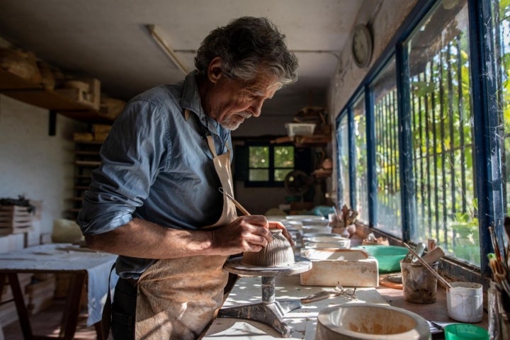 Ángel Vera trabajando en su taller de Órgiva.