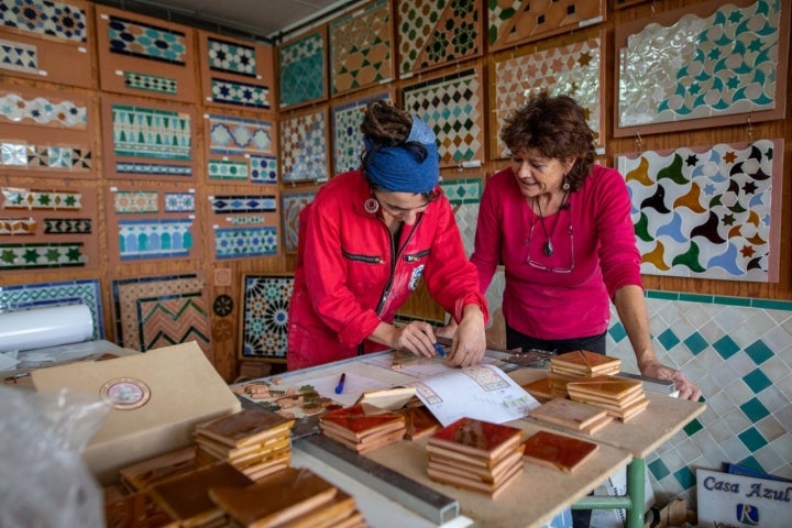 Fátima Quesasa es artesana y productora de alicatado andalusí.