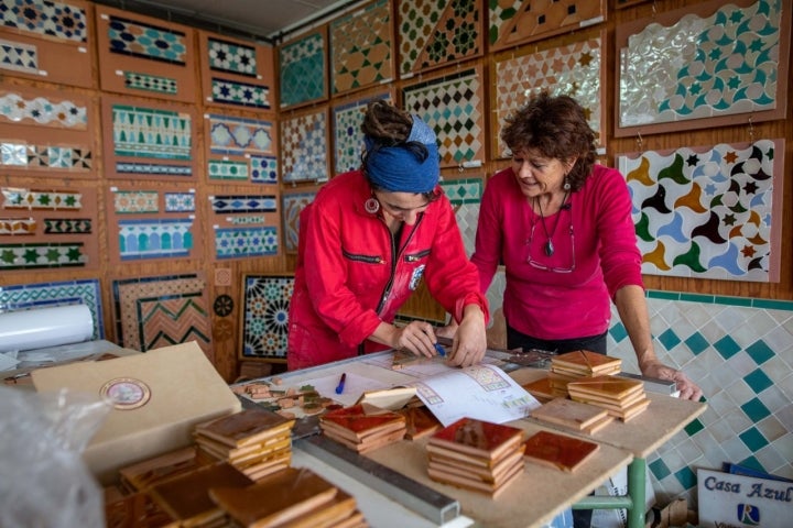 Fátima Quesasa es artesana y productora de alicatado andalusí.