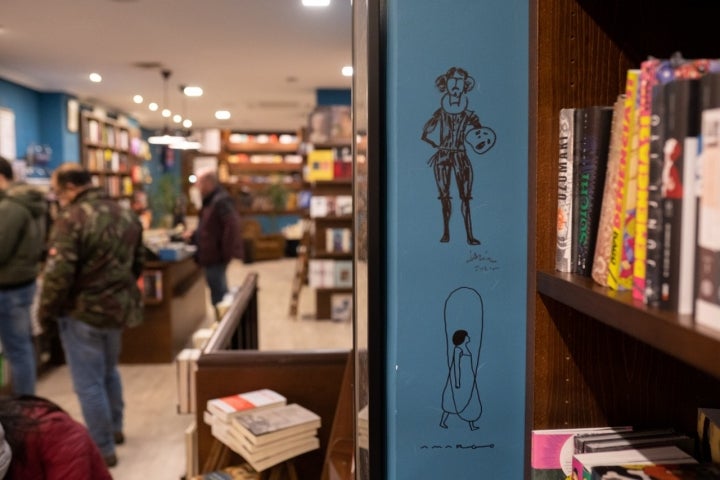 Algún que otro dibujo salpica la librería.