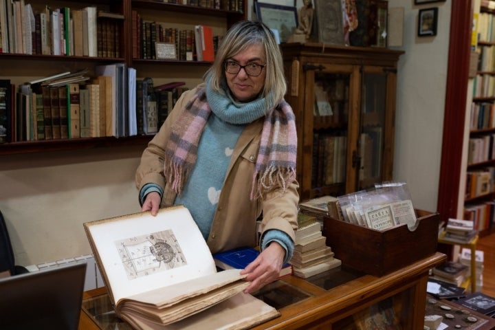 Begoña Ripoll abrió la librería en 1996.