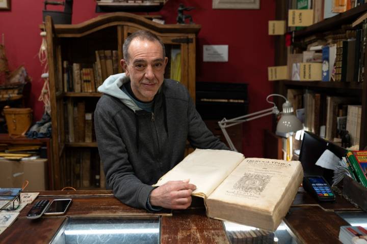 Miguel Ángel combina la librería de anticuario con la de segunda mano.