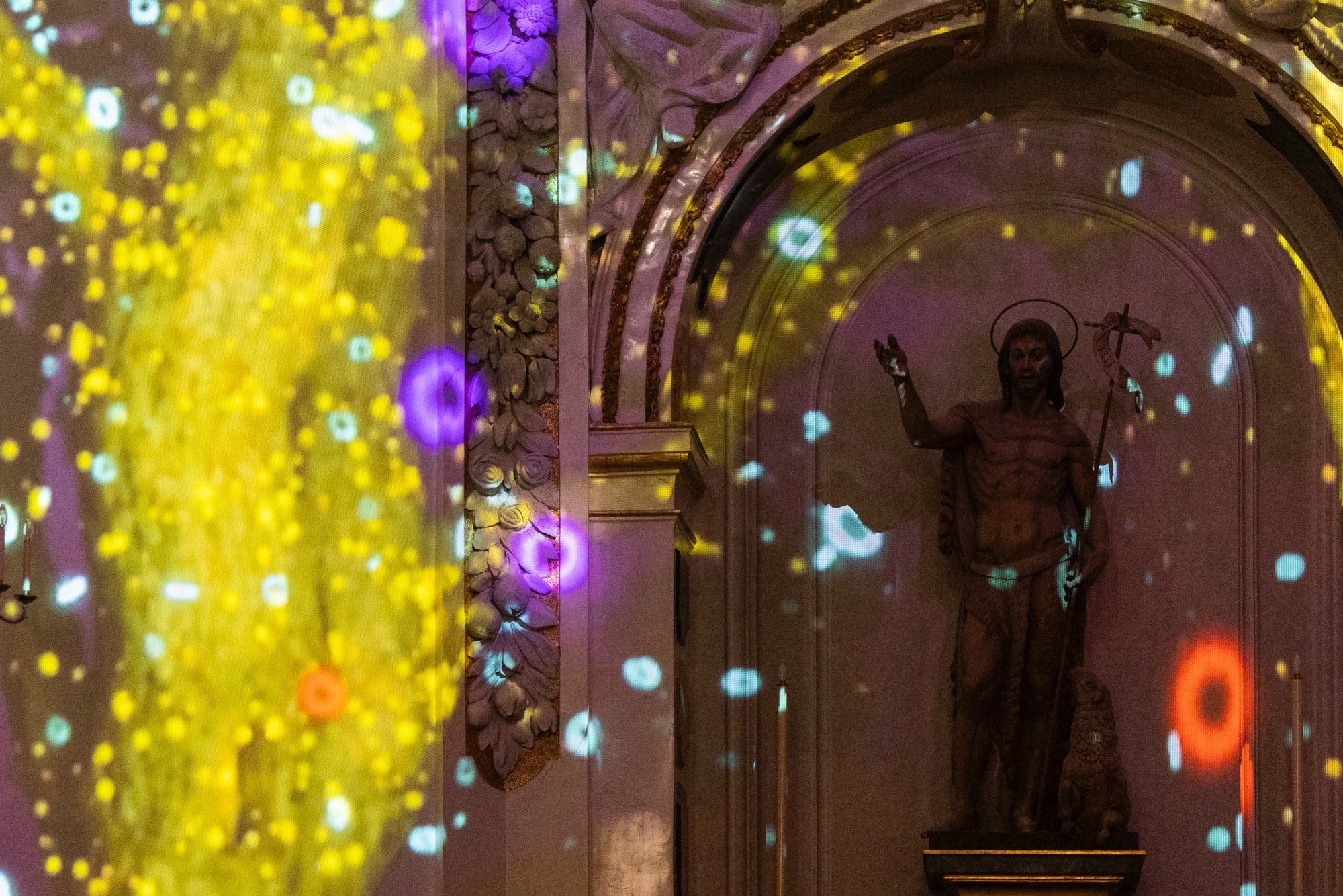 Detalle de la decoración de la iglesia bajo el espectáculo lumínico.