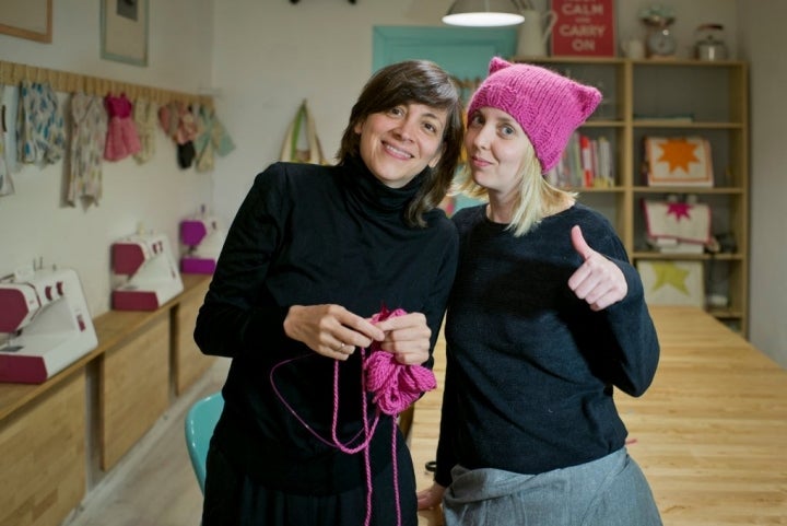 En Black Oveja te enseñan cómo hacer tu gorrito rosa con orejas de gato. Foto: Sofía Moro