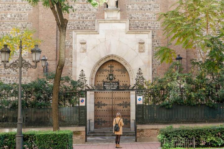En el número 10 de la calle Eduardo Dato se encuentra la iglesia de San Fermín de los Navarros.