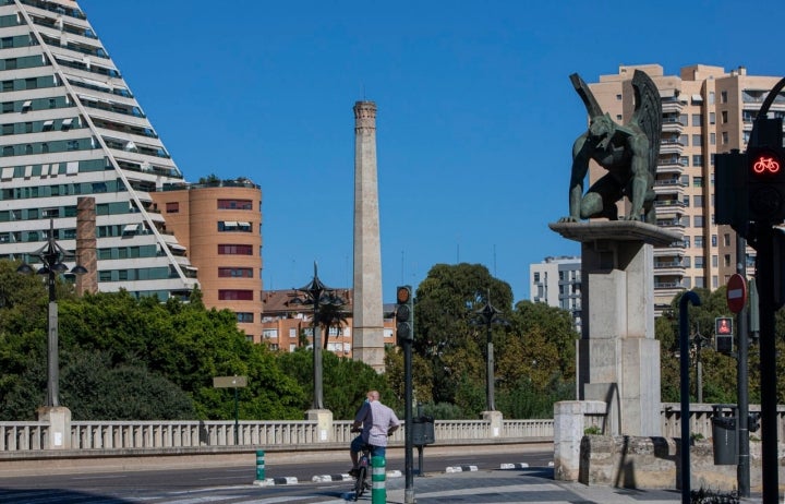 Chimenea de la Unión Alcoholera Española y la de Levaduras Danubio, en la prolongación de la Alameda.