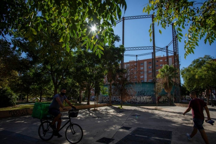 Los restos de la antigua fábrica de gas, totalmente integrada en el parque.