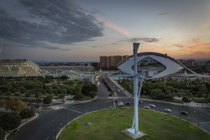 De espaldas a la chimenea de la fábrica de serpentinas, en el hotel 'Barceló', se pueden disfrutar de estas vistas antes de seguir la ruta.