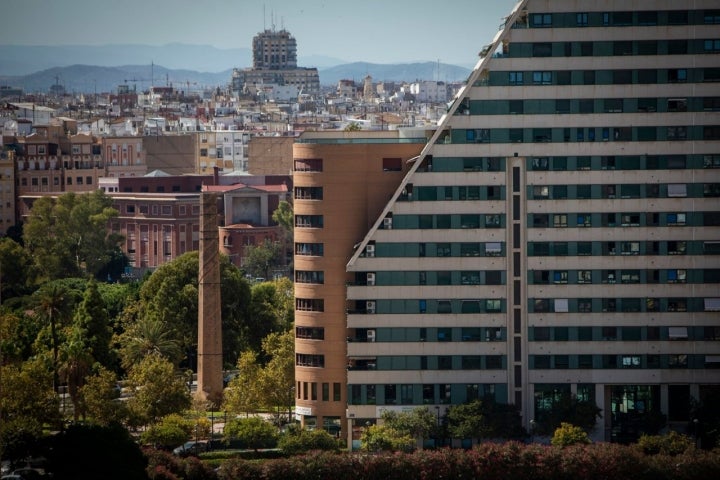 Imponente la chimenea de la antigua Unión Alcoholera Española.