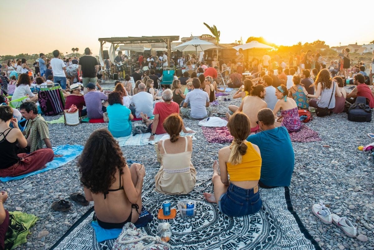 En la playa de la Almardà, 'Calipso' invita a dejarse llevar por un estilo de vida relajado junto al mar.