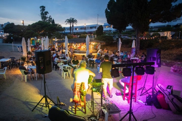 Aquí se ofrecen desayunos, tapeos, comidas y cenas. Es un bar en la playa.