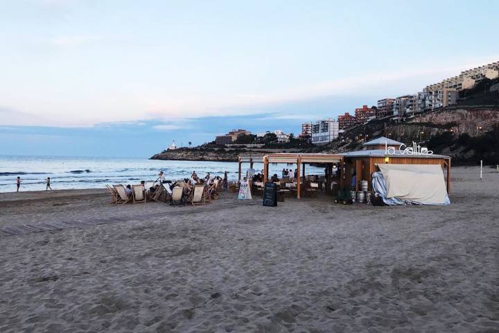 En la playa del Dosel se levanta este pequeño oasis abierto desde la mañana hasta la noche. Foto: Facebook.