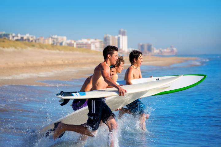 La gente joven ahora relaciona El Perelló con sus playas y no con la ruta del bakalao. Foto: Shutterstock.