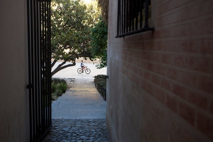 Una callejuela del Museo Picasso da acceso al Teatro Romano.